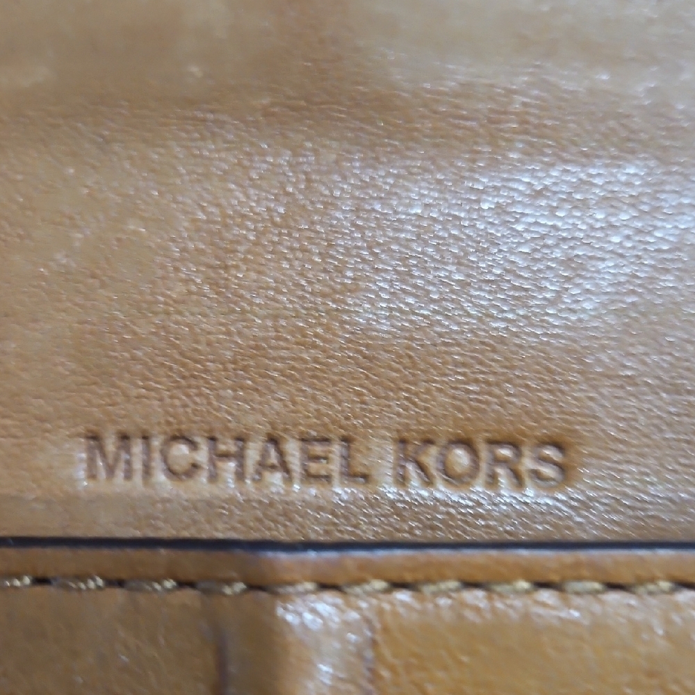 Michael Kors Tan Leather Wallet with Gold Logo - Picture 4 of 13